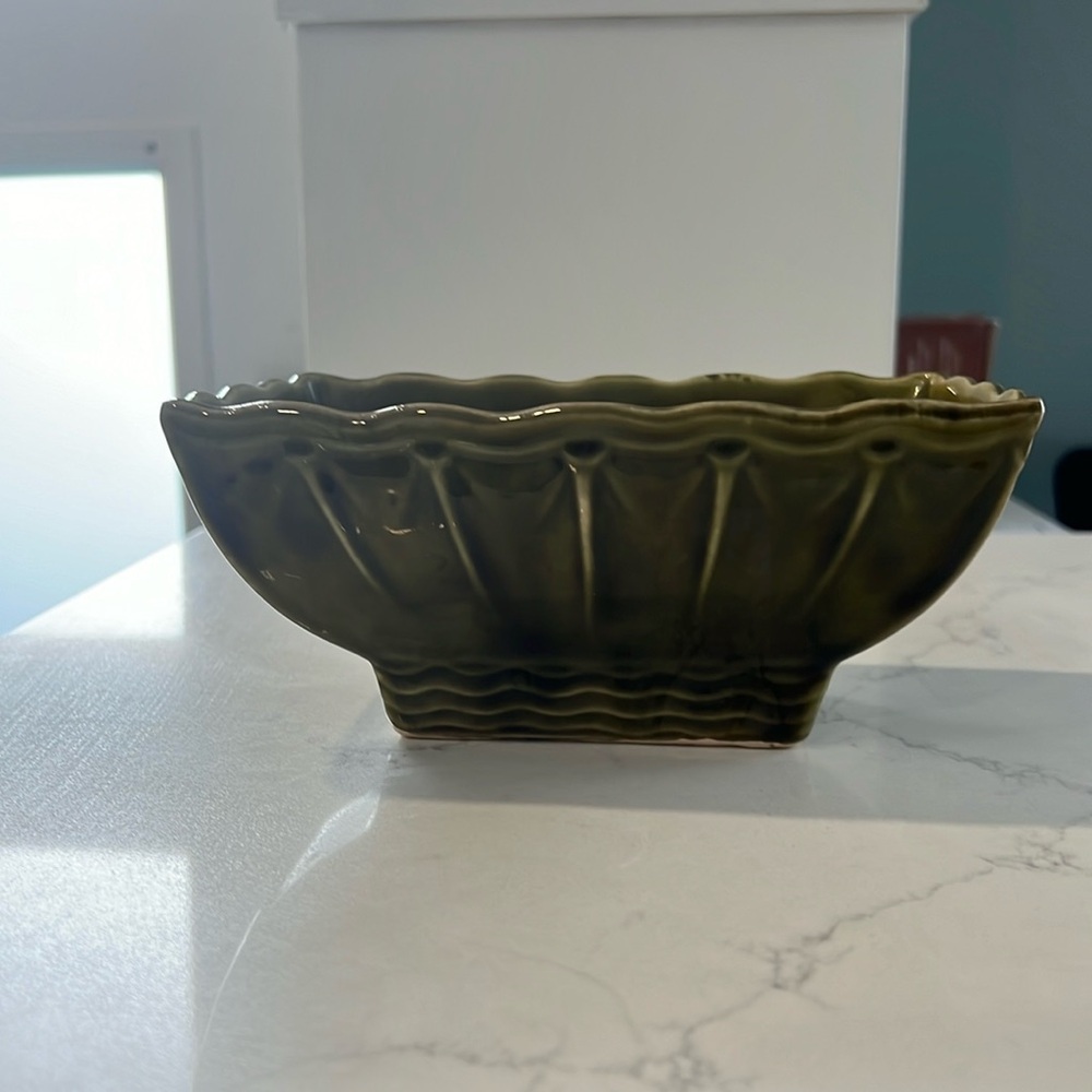 Vintage McCoy pottery planter. Size in pictures.